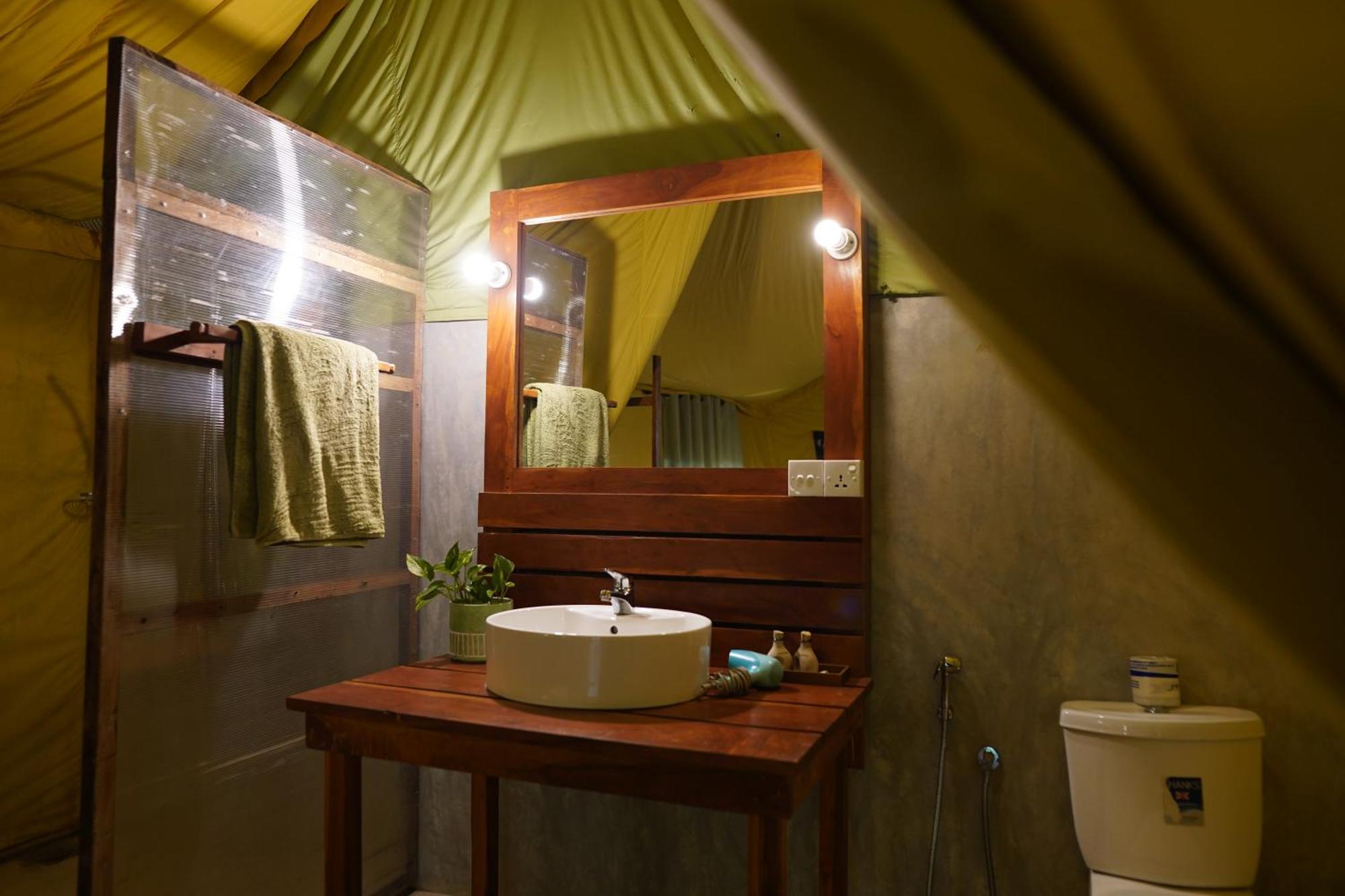 River Glamping By Gaga Bees Udawalawe Exteriör bild