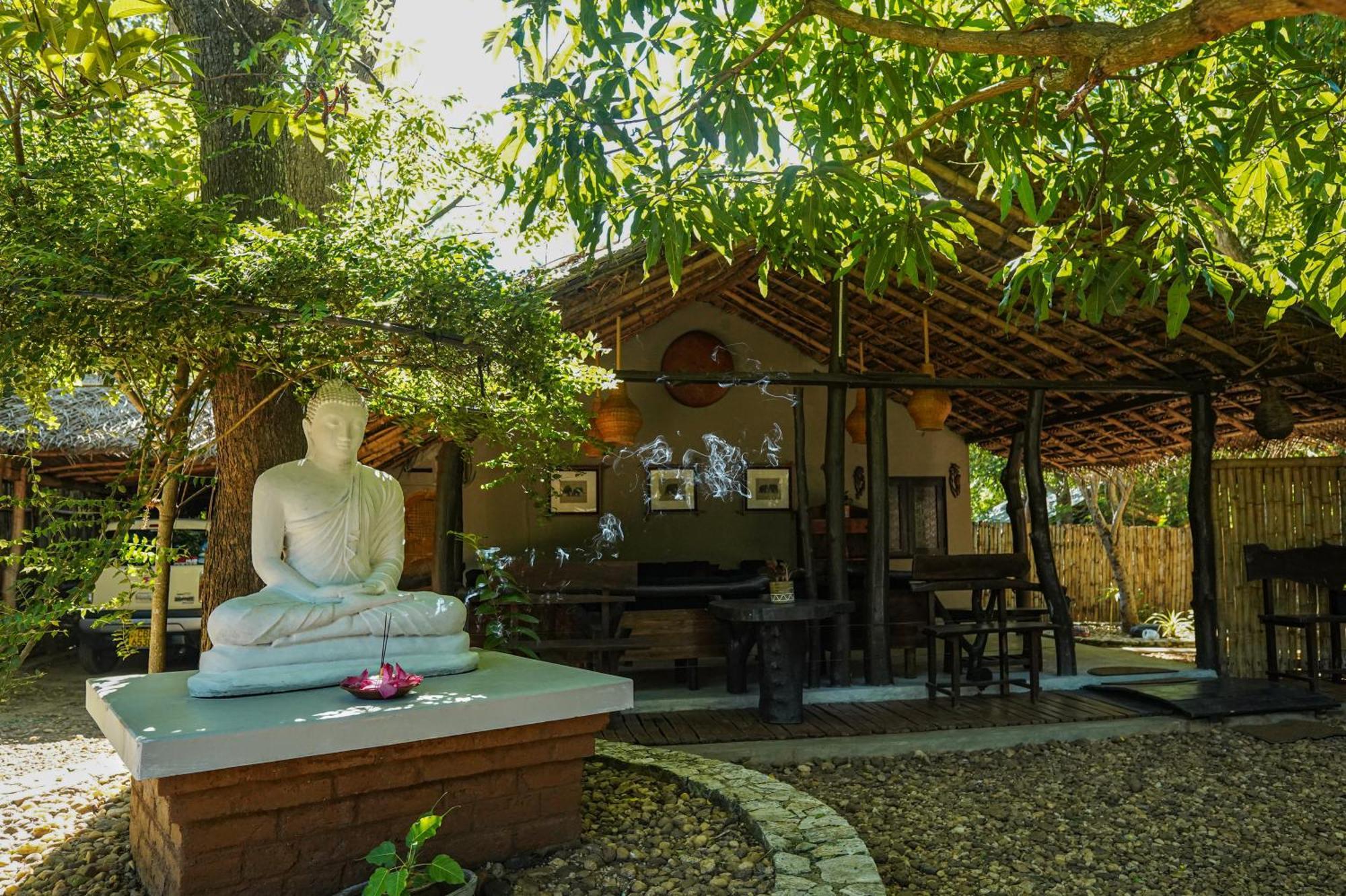River Glamping By Gaga Bees Udawalawe Exteriör bild
