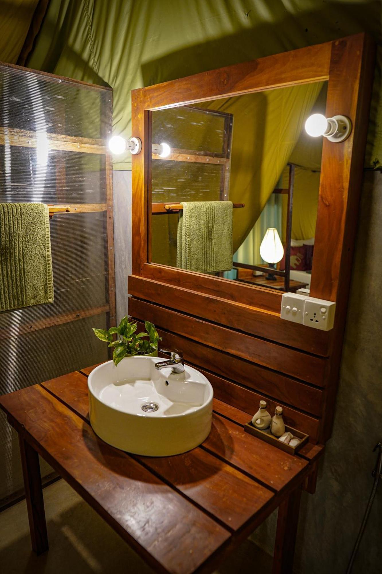 River Glamping By Gaga Bees Udawalawe Exteriör bild
